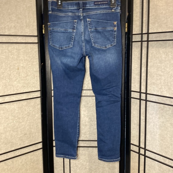 Rock & Republic Kashmiere crop jeans size 8 distressed and stretch! - Picture 3 of 10